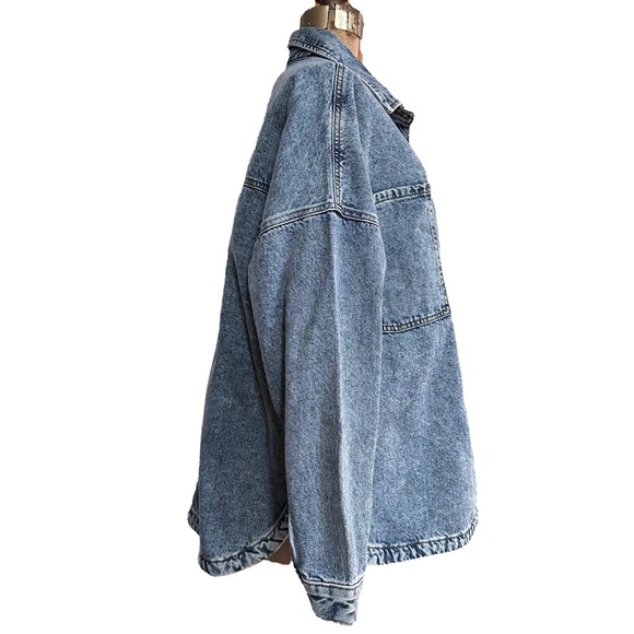 Celebrity Pink Oversized Shacket Button Down With Chest Pockets Acid Wash Denim - Picture 4 of 9